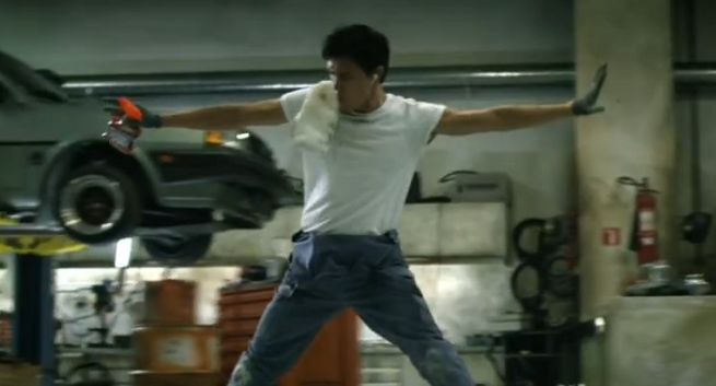 Tańczący mechanik samochodowy w reklamie Cilit Bang (wideo)