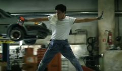 Tańczący mechanik samochodowy w reklamie Cilit Bang (wideo)