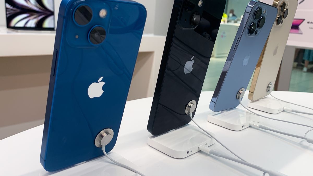 Wykryto luki w zabezpieczeniach urządzeń z systemem iOS. Apple wyjaśnia, co zrobić, by uniknąć kłopotów.