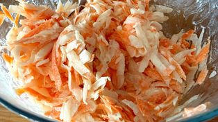 Jedz ją częściej. Ta surówka usprawnia trawienie i działa na nerki