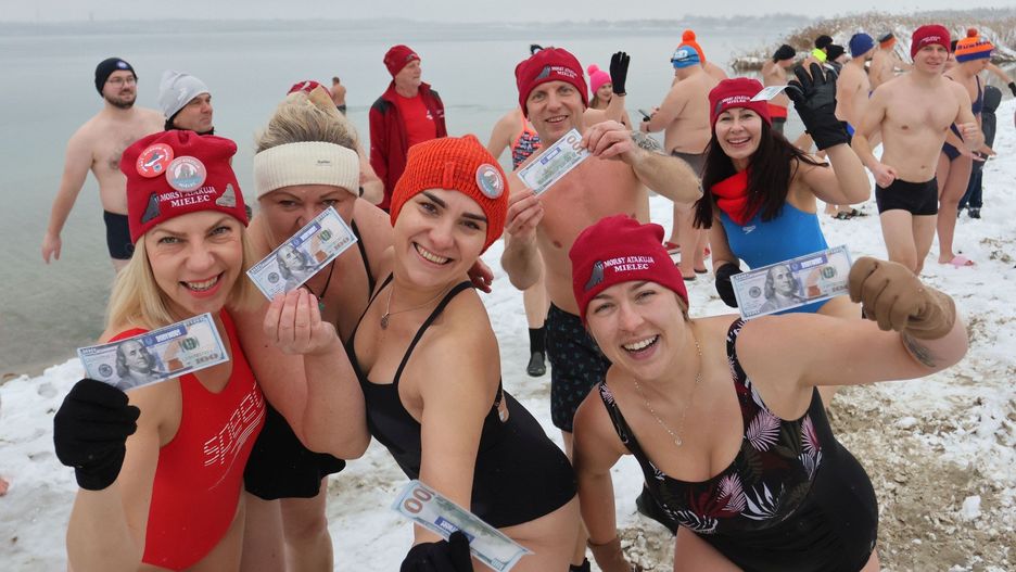 Wspaniała zabawa morsów tuż przed wspólną kąpielą w Jeziorze Tarnobrzeskim