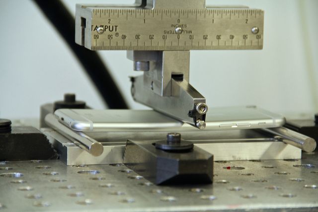 Apple: "Problemy z wygięciami dotknęły tylko 9 osób. Nowe iPhone'y są wytrzymałe!" 4