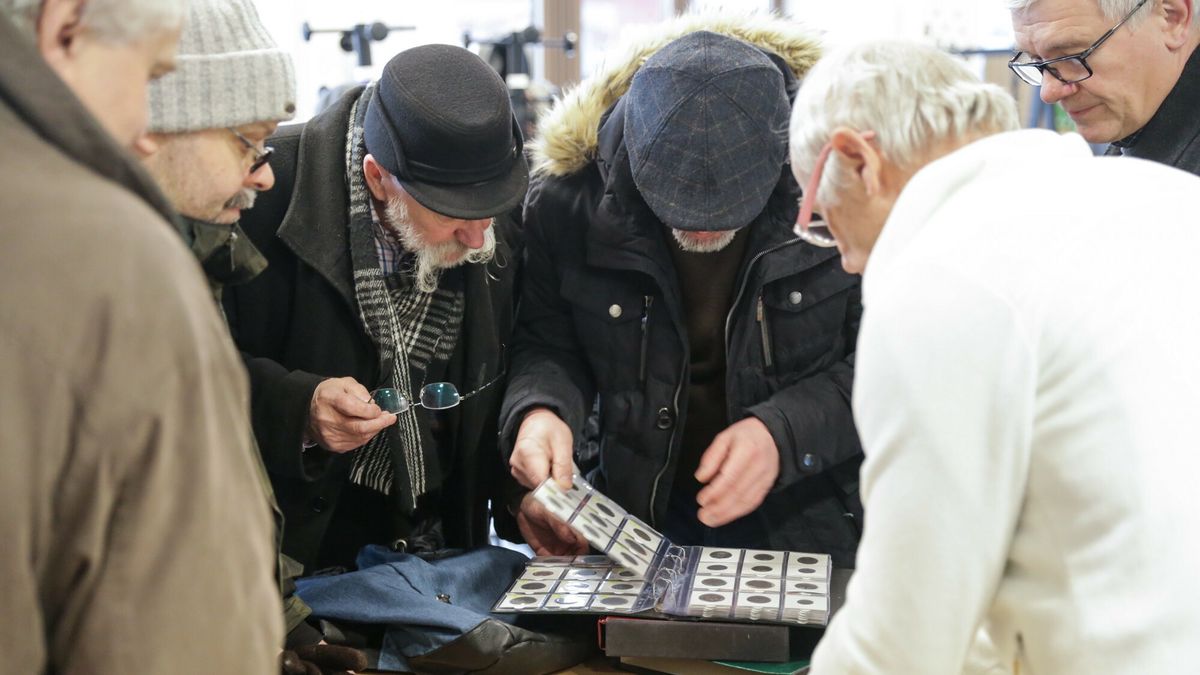 Spotkanie numizmatyk�w w Rybniku10.02.2018 Rybnik Spotkanie numizmatykow w punkcie Hallo Rybnik    fot. Dominik Gajda/REPORTERDominik Gajda/REPORTER