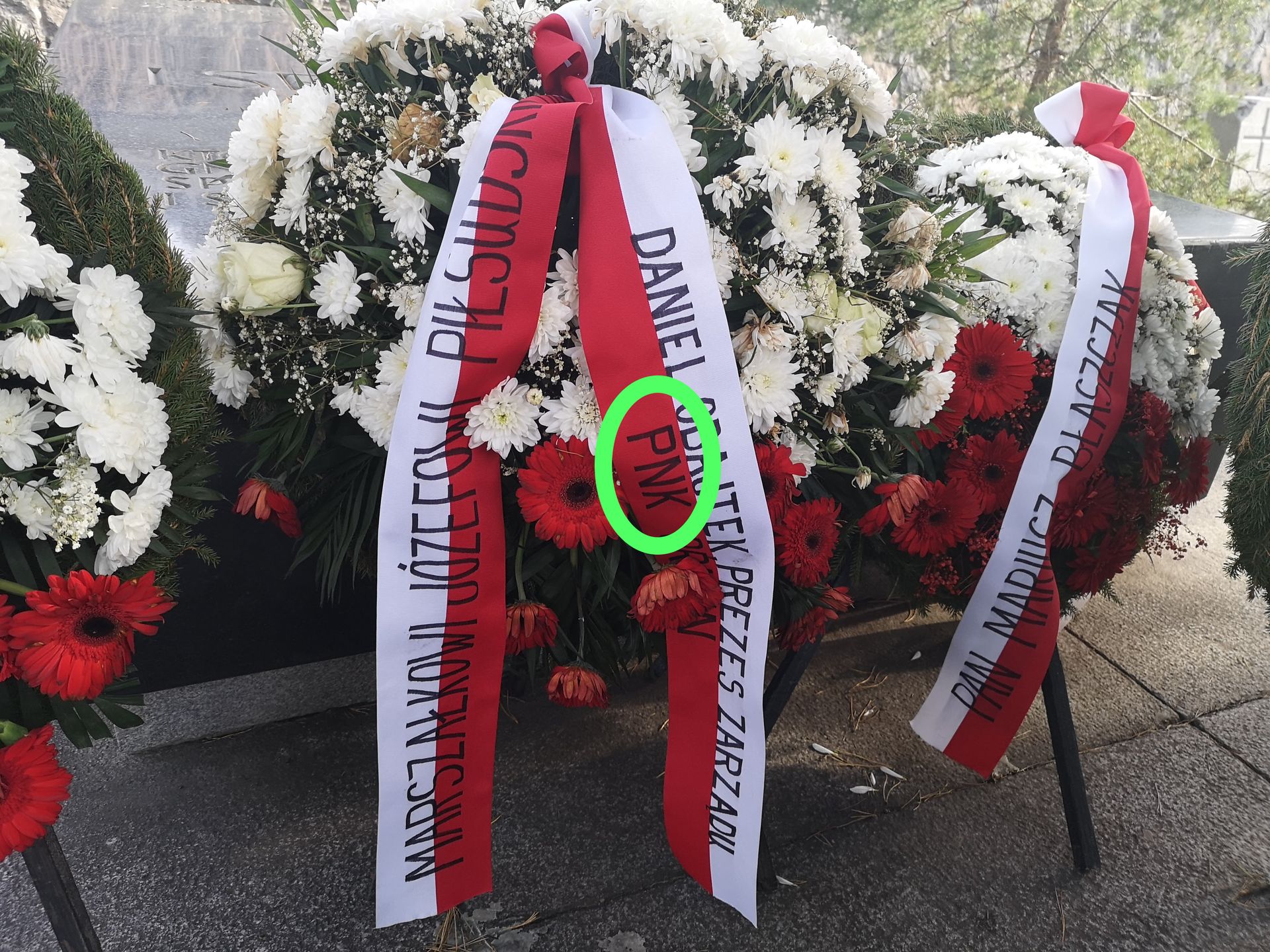 Prezes Obajtek podpisał się na szarfie wieńca złożonego na grobie matki i serca Piłsudskiego jako "prezes PNK Orlen" 