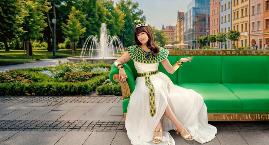 Magdalena Różczka jako Kleopatra w reklamie VeloBanku