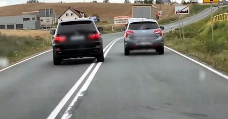 Kierunkowskaz przy wyprzedzaniu. Błąd, który popełnia wielu kierowców