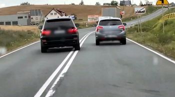 Kierunkowskaz przy wyprzedzaniu. Błąd, który popełnia wielu kierowców