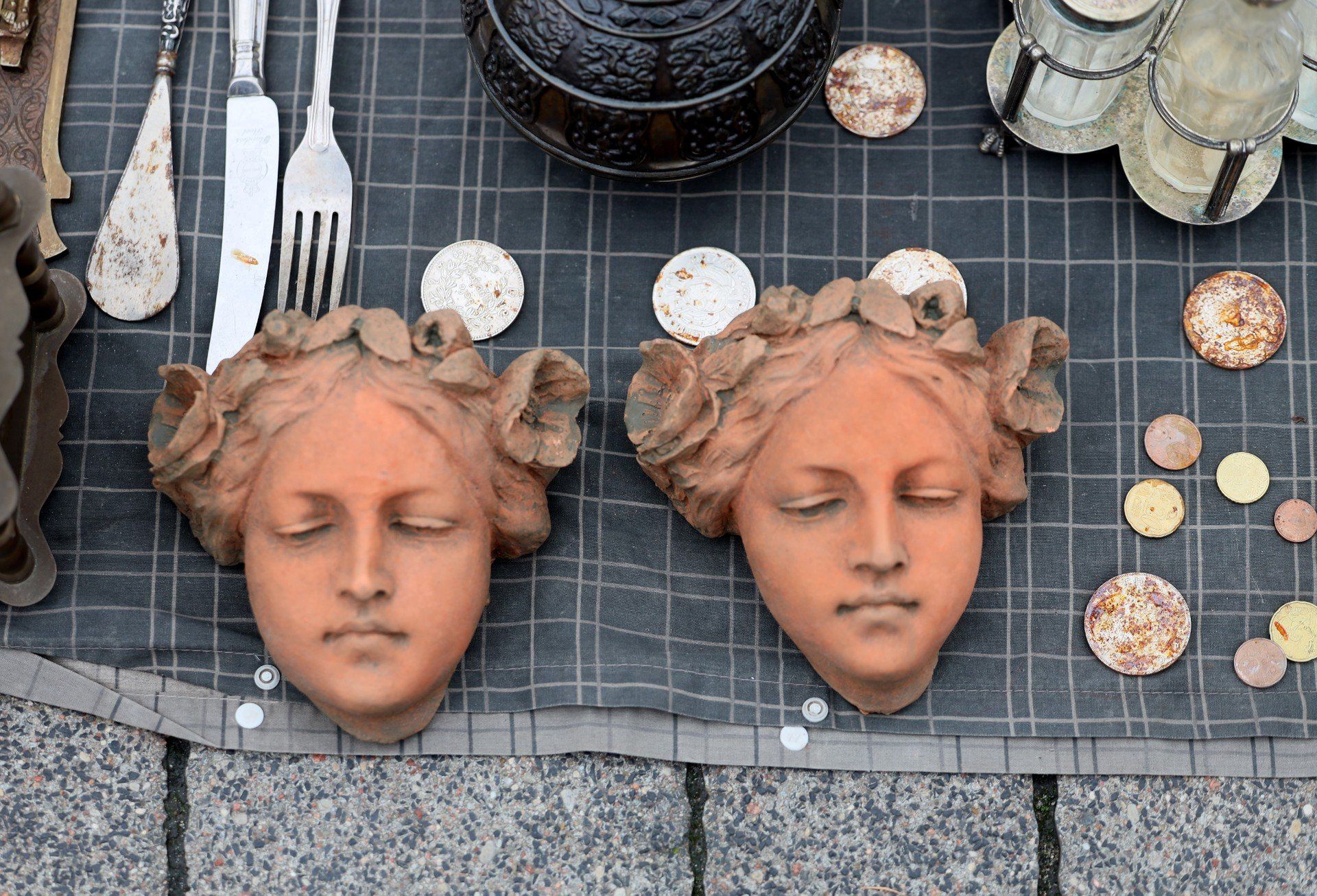 Na lubelskiej giełdzie staroci czas zdaje się płynąć wolniej - między stoiskami pełnymi bibelotów i przedmiotów z duszą można znaleźć nie tylko unikatowe skarby, ale i odrobinę nostalgii.