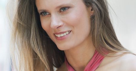 Włożyła "slip dress". Teraz nie ma modniejszej sukienki