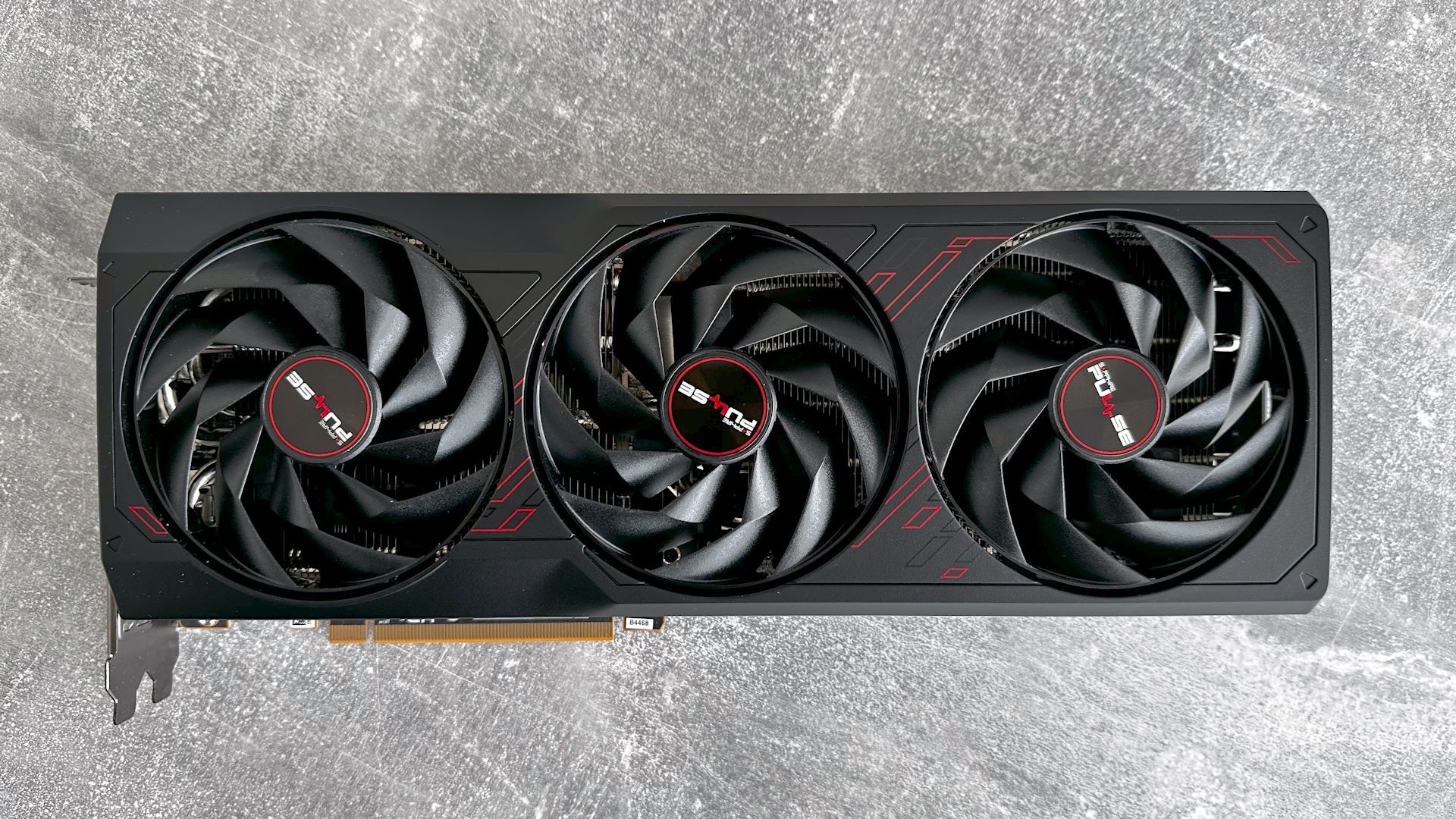 Sapphire Radeon RX 7900 GRE Pulse - z boku