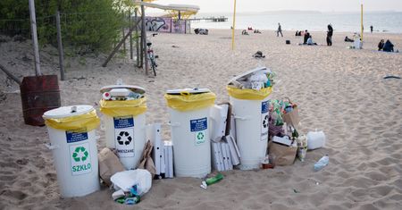 Zaśmiecone plaże. W Gdańsku zbieranych jest nawet 5 ton dziennie