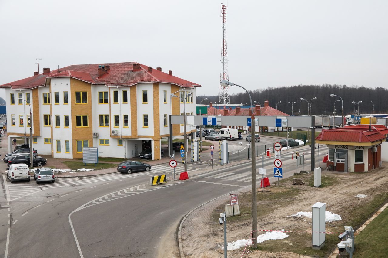 Polska zamknęła cztery z sześciu przejść z Białorusią. "Celny cios"