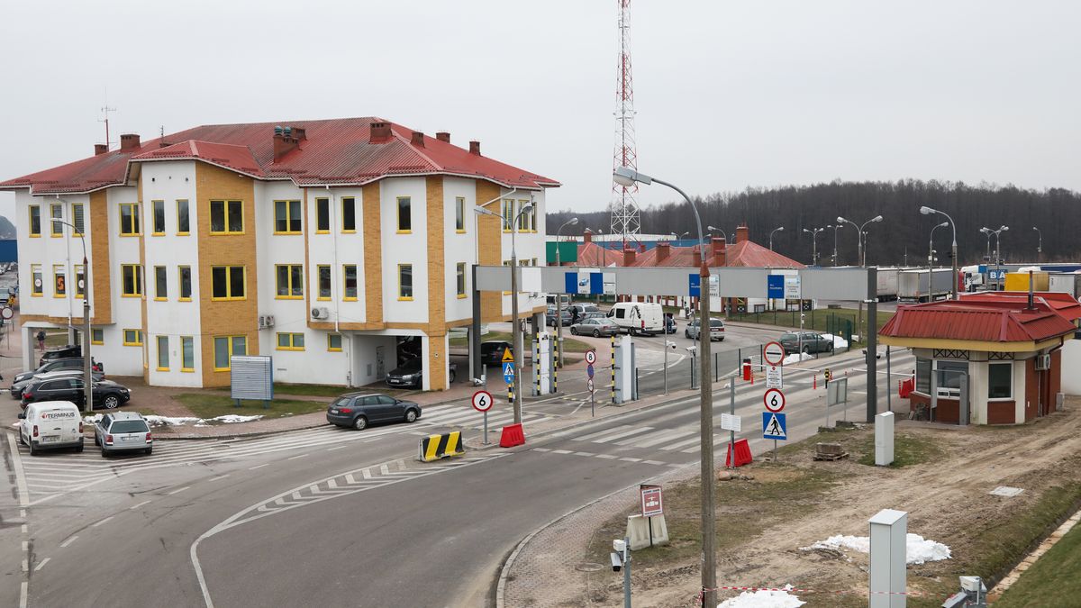 Bobrowniki, 10.02.2023. Zamknięte polsko-białoruskie przejście graniczne w Bobrownikach, 10 bm. Jak poinformował dzień wcześniej szef MSWiA, z uwagi na ważny interes bezpieczeństwa państwa zdecydował o zawieszeniu od godziny 12 w piątek 10 lutego do odwołania ruchu na polsko-białoruskim przejściu granicznym w Bobrownikach. (amb) PAP/Artur Reszko