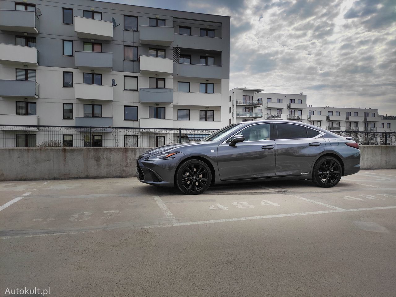 Test: Lexus ES300h F Sport Edition - sportowy z nazwy, relaksujący na co dzień