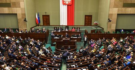 Krzyki w Sejmie. Posłowie przyjęli uchwałę ws. uchodźców
