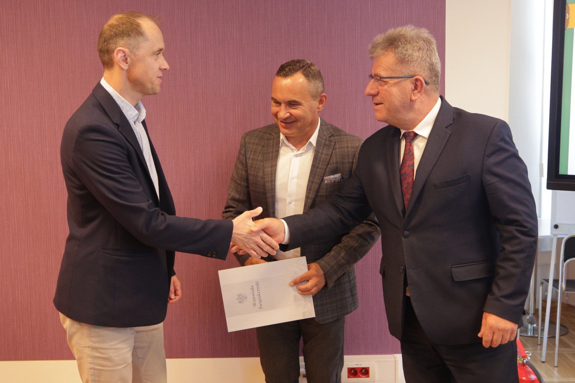 Ponad 8 milionów 300 tysięcy złotych trafi do 17 świętokrzyskich samorządów na zadania związane z usuwaniem skutków klęsk żywiołowych. W czwartek, 24 lipca wojewoda świętokrzyski, Józef Bryk podpisał umowy z samorządowcami.
