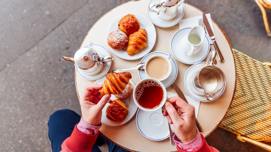 Zjedzenie croissanta w paryskim lokalu to obowiązek, kiedy odwiedzamy to miasto