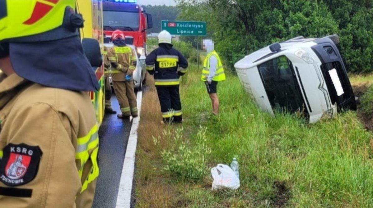 Samochód dostawczy na dachu. Groźnie na drodze krajowej nr 20