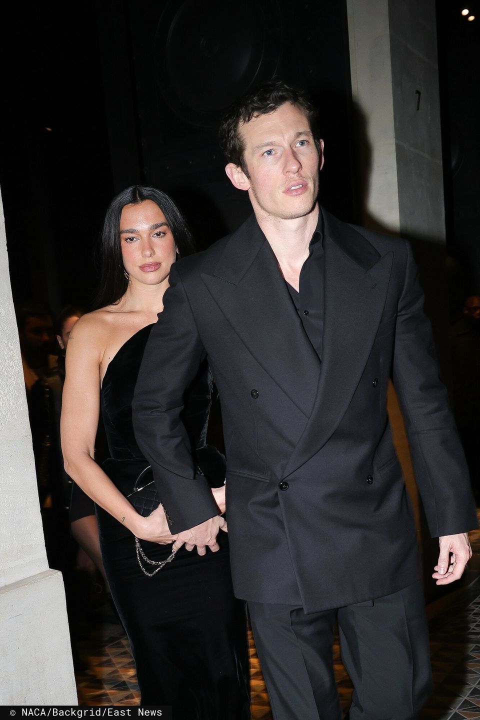 Dua Lipa i Callum Turner emanują miłością w Paryżu
