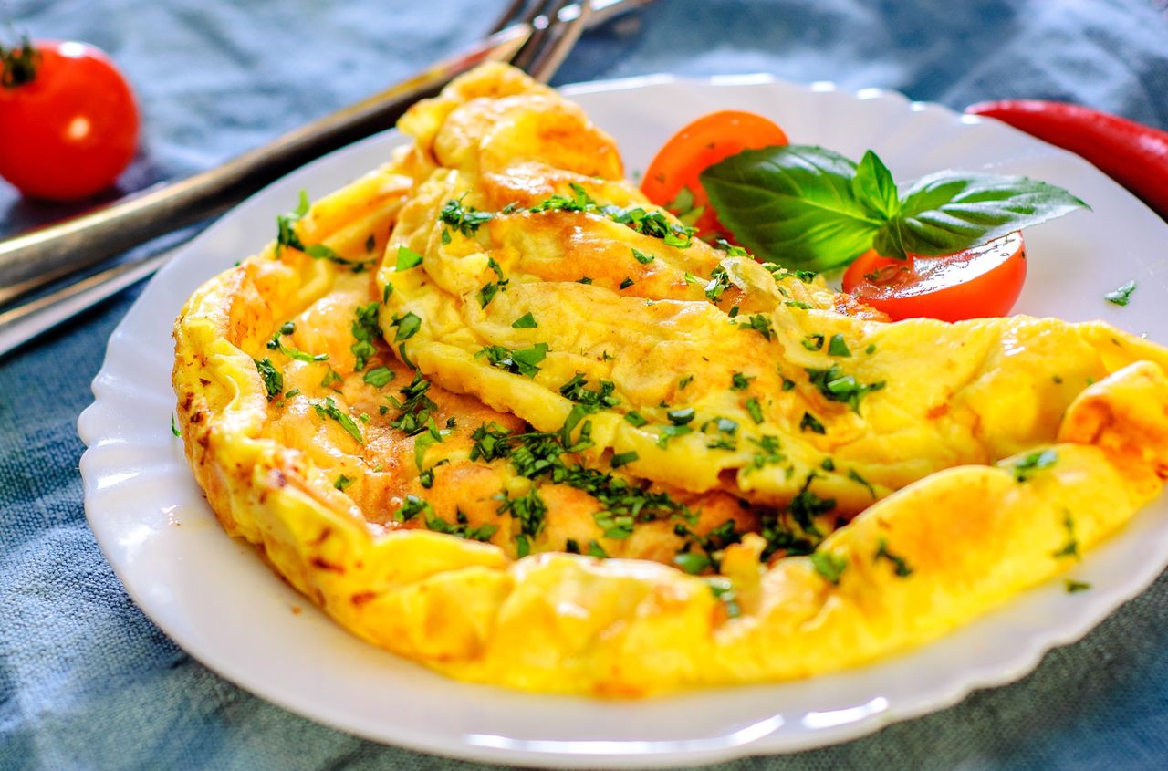 Znudziły Ci się kanapki na śniadanie? Zrób omlet z pieczarkami