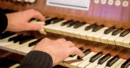 14-latka dostała zboczone nagrania. Wysłał je organista?