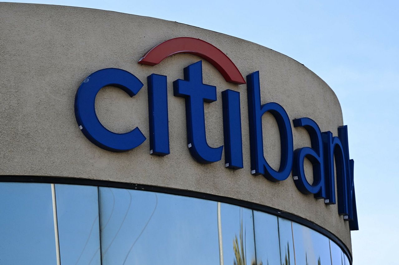 Duży bank zwalnia w Chinach. Redukcja 3,5 tys. stanowisk