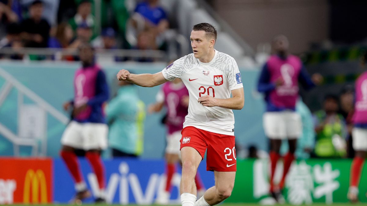 DOHA, QATAR - DECEMBER 4: Piotr Zielinski of Poland  during the  World Cup match between France  v Poland at the Al Thumama Stadium on December 4, 2022 in Doha Qatar (Photo by Eric Verhoeven/Soccrates/Getty Images)