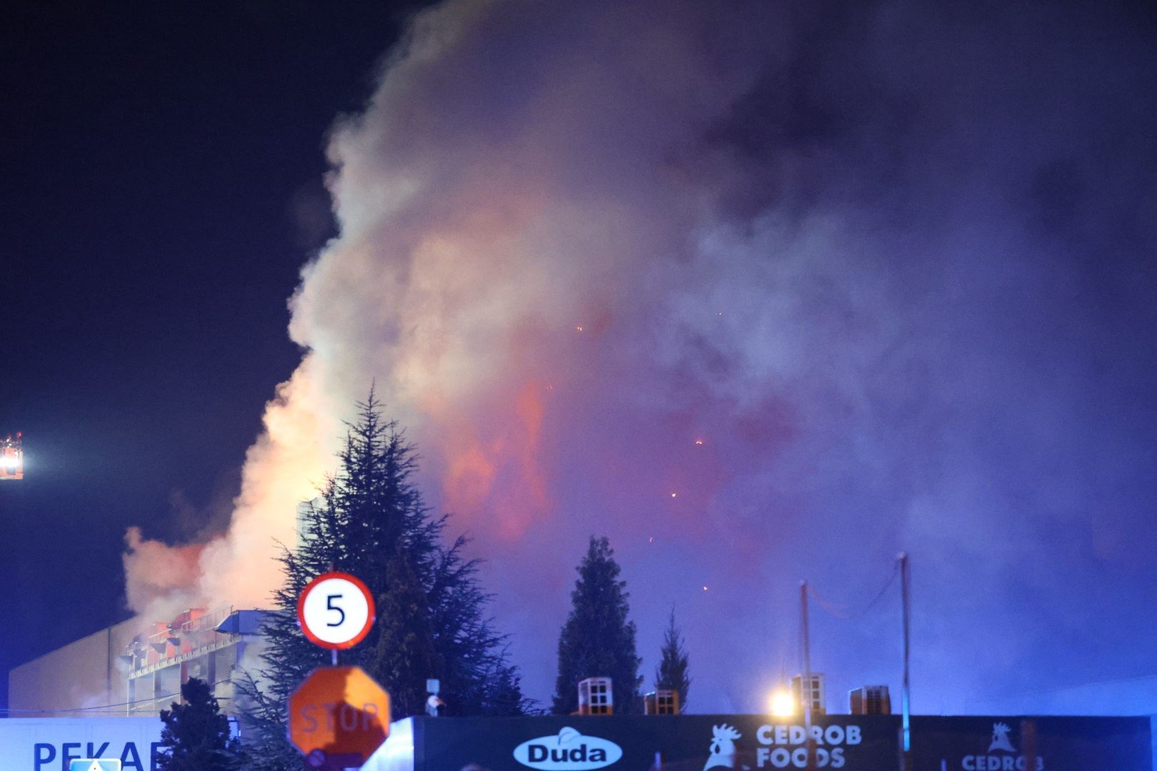Potężny pożar hali zakładów mięsnych w Sosnowcu. 171 strażaków i 57 wozów strażackich w akcji