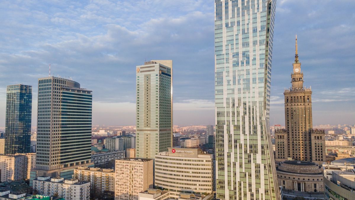 Złota 44 - w apartamentowcu w centrum Warszawy nadal są dostępne mieszkania z pierwszej ręki. Ceny zwalają jednak z nóg