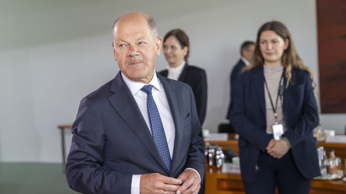 BERLIN, GERMANY - APRIL 30: Interim German Chancellor Olaf Scholz arrives for the last meeting of his government cabinet on April 30, 2025 in Berlin, Germany. A new government coalition of Christian Democrats (CDU/CSU) and Social Democrats (SPD) will likely take office shortly after May 6. (Photo by Maja Hitij/Getty Images)