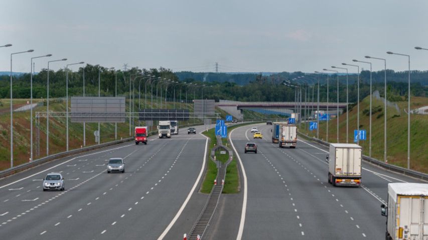 Samochody ciężarowe jadące autostradą