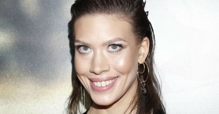 Dystyngowana Aleksandra Linda wącha kieliszek z trunkiem podczas wypadu do Francji (FOTO)