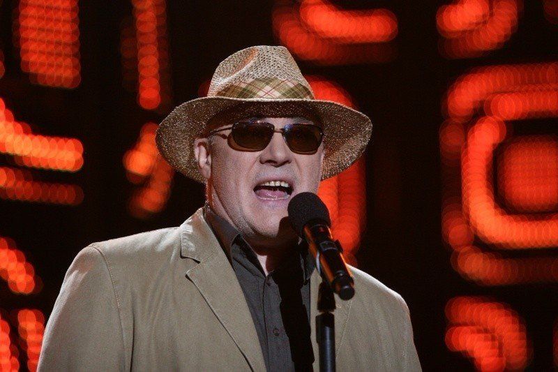 Postać znanego wokalisty Ryszard Rynkowskiego w ostatnim czasie znów jest na ustach wielu rodaków. Prokuratura Rejonowa w Brodnicy postawiła mu zarzuty za pijaną jazdę samochodem, ale i prowadzi śledztwo w sprawie śmierci jego żony. Niestety, nie pierwszy to raz, gdy konflikty z prawem splatają się w życiu artysty z rodzinnymi dramatami.