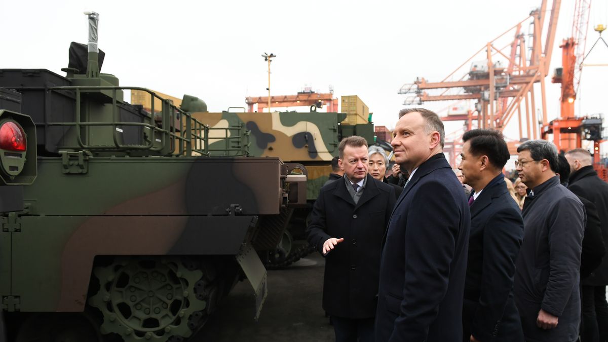 Prezydent Andrzej Duda, minister obrony narodowej Mariusz Błaszczak oraz prezes Agencji ds. Zamówień w Sektorze Obronnym (DAPA) Eom Dong-hwan podczas odbioru pierwszych koreańskich czołgów K2 oraz haubic K9 na terenie Terminalu Kontenerowego w Gdyni