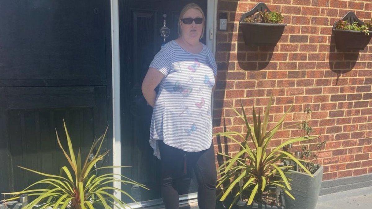 Rada miasta zażądała od Tracey Stubbings, aby usunęła sprzed swoich drzwi doniczki z kwiatami 