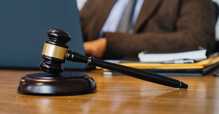 Zatrważający wyrok sądu. Skazali chorującą psychicznie kobietę