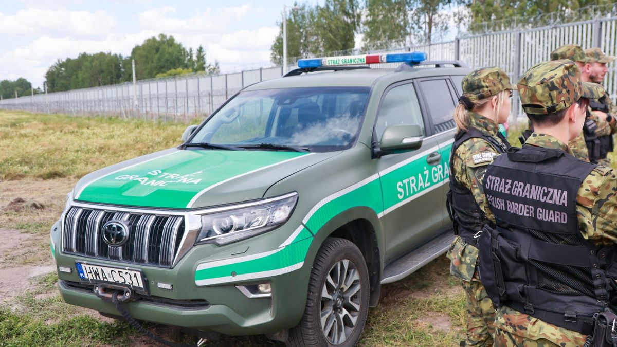Prezydent Andrzej Duda na polsko-bia?oruskiej granicyFot. Wojciech Olkusnik/East News, 04.07.2025. Woj. podlaskie. Wizyta prezydenta Andrzeja Dudy w Zgrupowaniu Zadaniowym Polnoc, gdzie spotkal sie z zolnierzami Sil Zbrojnych RP oraz funkcjonariuszami Strazy Granicznej i Policji pelniacymi sluzbe w ochronie i obronie granicy polsko?bialoruskiej. N/z granica w Ozieranach.Wojciech Olkusnik