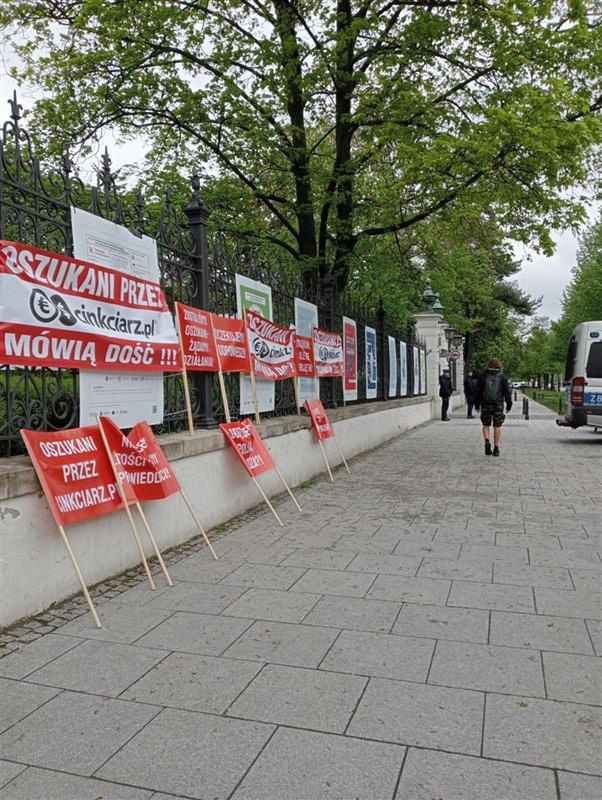 Transparenty osób biorących udział w proteście