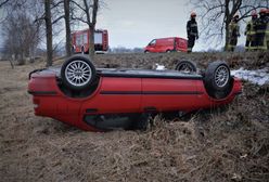 Mikołów. Nie miał prawa jazdy, ale myślał, że umie jeździć. Skończył na dachu