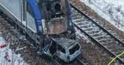 Błonie: Dwa pociągi uderzyły w auto na przejeździe kolejowym. Lokomotywa i auto stanęły w ogniu. Podano wstępną przyczynę
