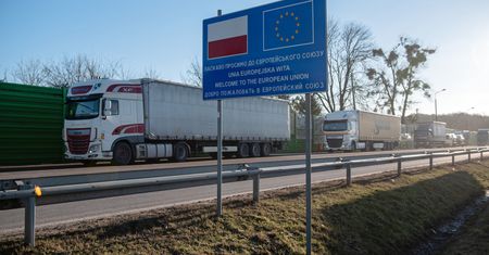 Gigantyczna kolejka na przejściu w Dorohusku. Ponad 2,5 tys. pojazdów