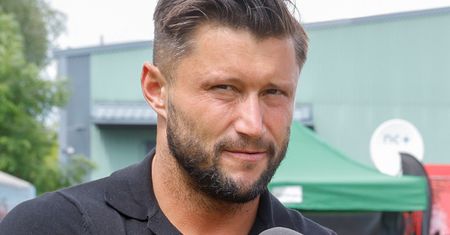 Piotr Mróz wyznał, jak bardzo zmieniła go praca na planie "Gliniarzy". Wspomniał o "życiowych zmarszczkach"