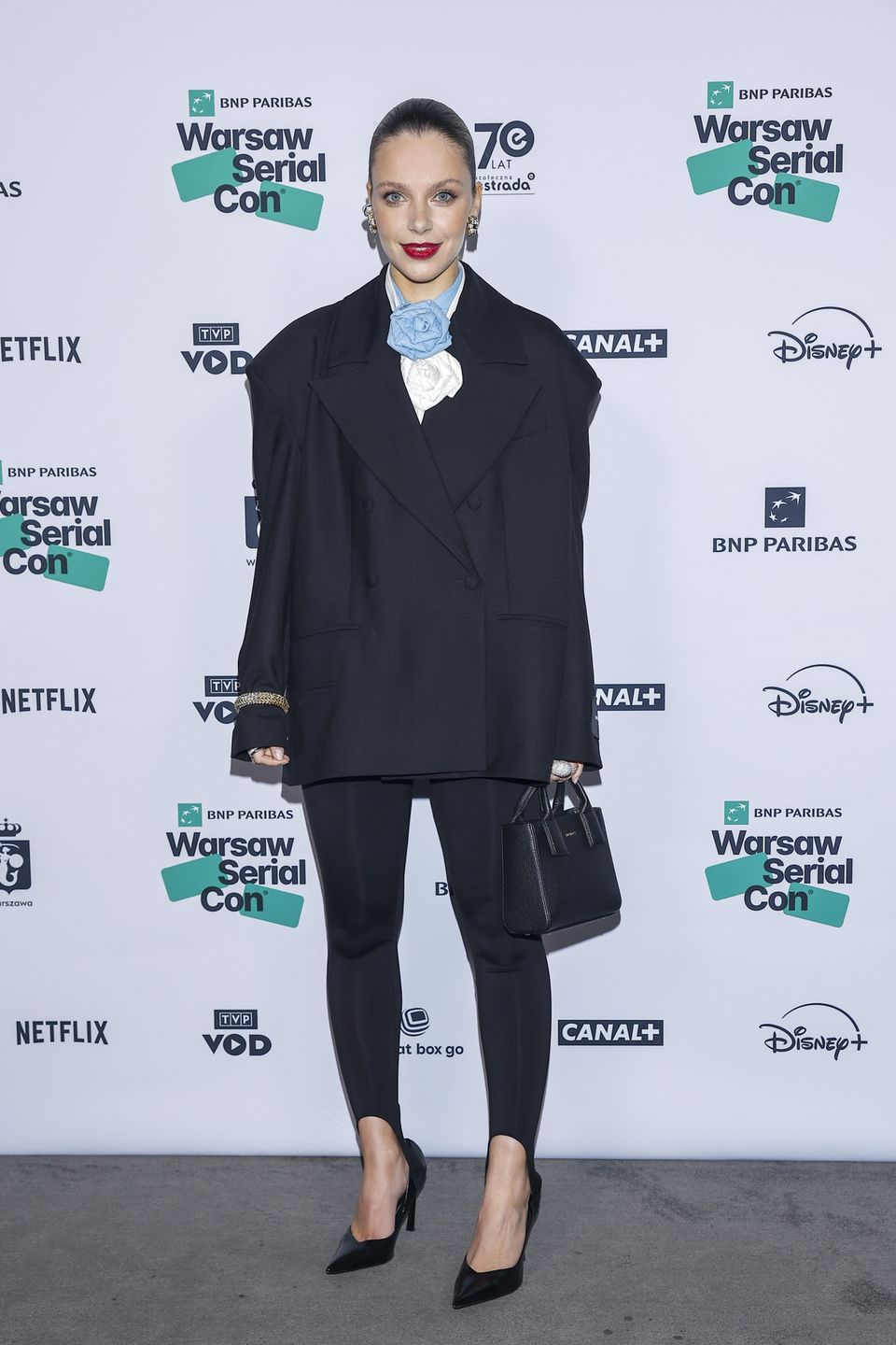 Vanessa Aleksander w marynarce i legginsach 