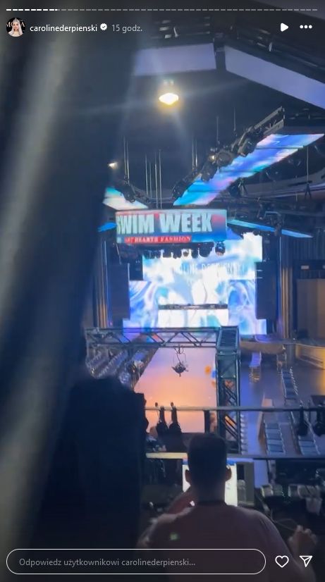 Caroline Derpienski prezentuje swoje stroje kąpielowe na Miami Swim Week