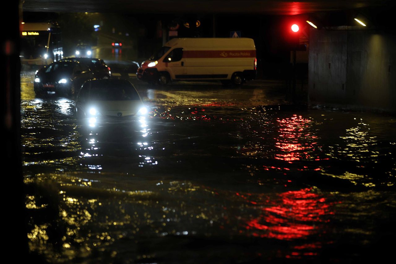 Kraków. Miasto pod wodą. Ulewny deszcz spowodował paraliż 