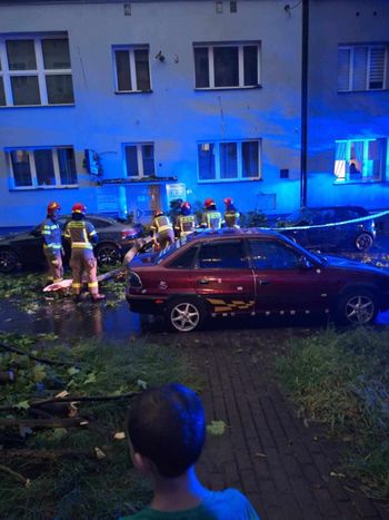 Niebezpieczne burze w woj. śląskim. Gwałtowne burze, ulewy i pożar szkoły od uderzenia pioruna
