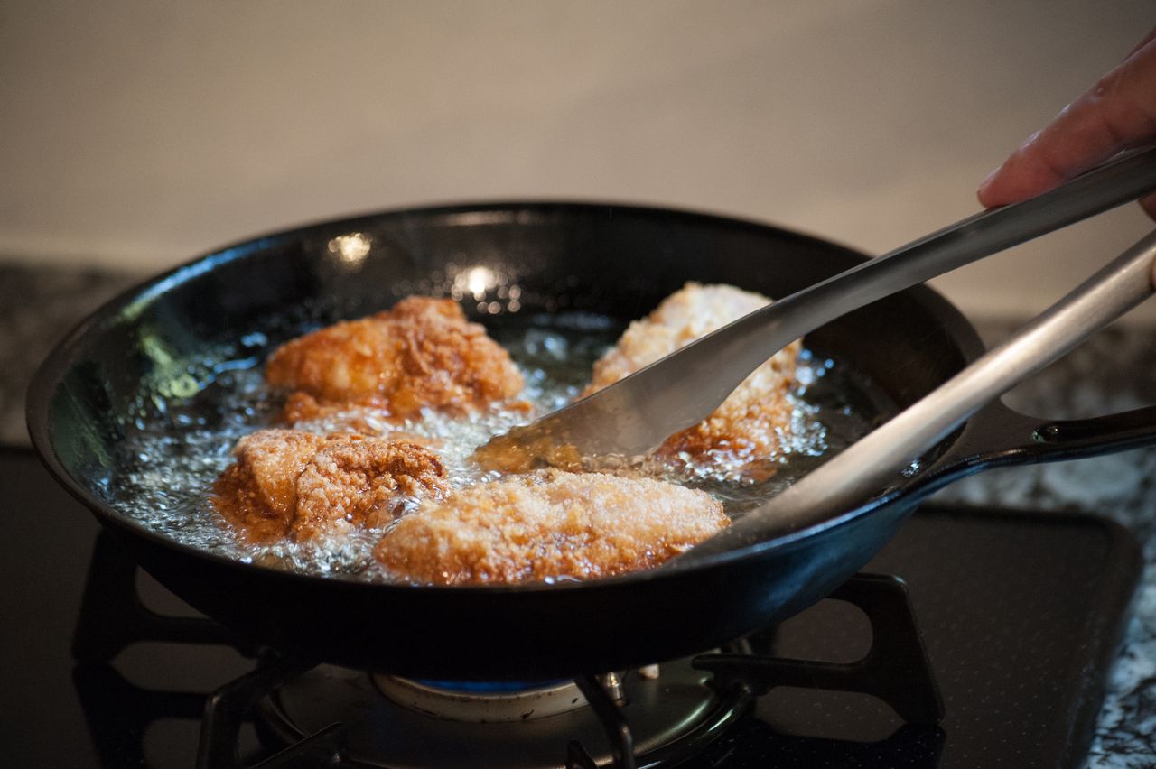 So vermeiden Sie Fettspritzer in der Küche beim Braten