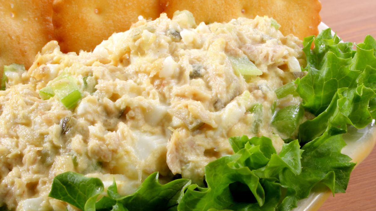 Sałatka z tuńczykiem i krakersami 