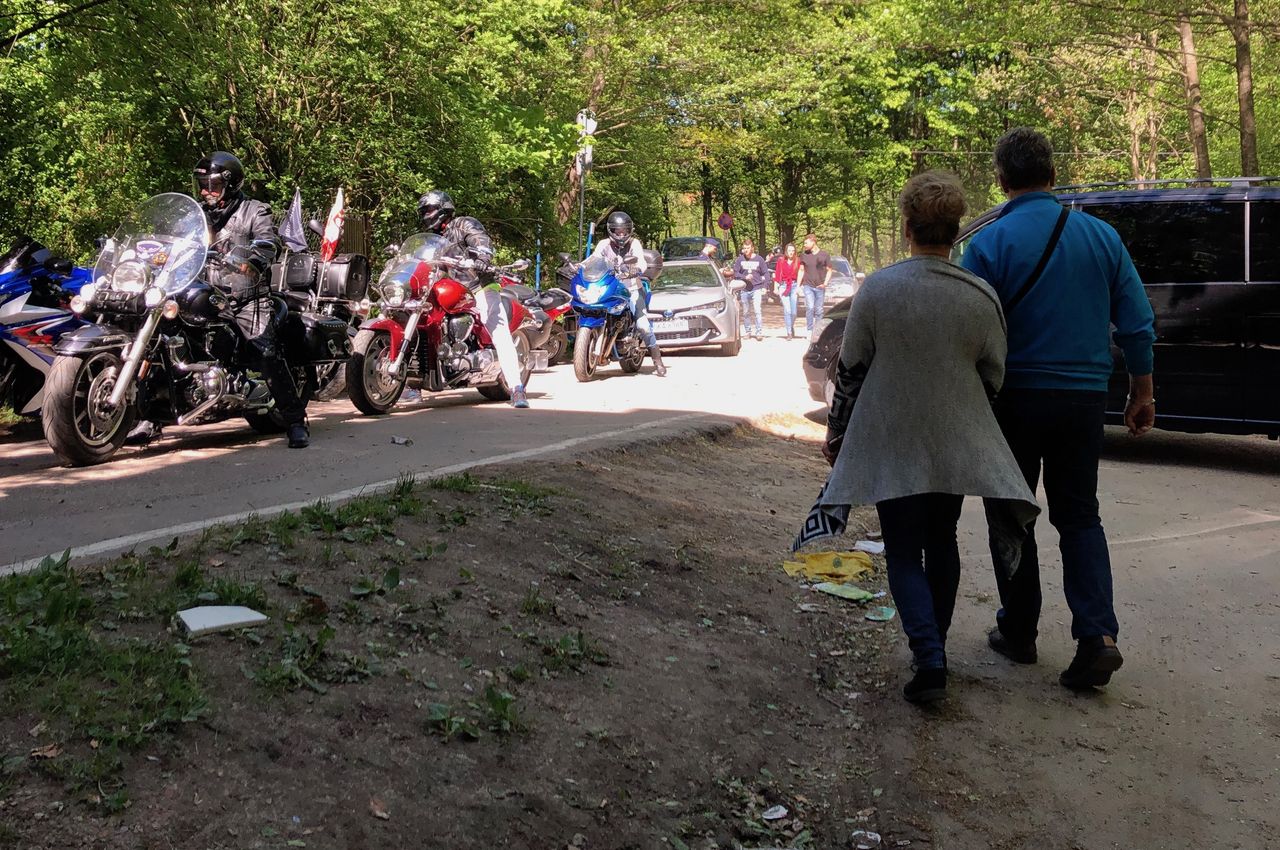Tłumy na zamku w Łapalicach. "Policja ani straż miejska nie mogą interweniować"