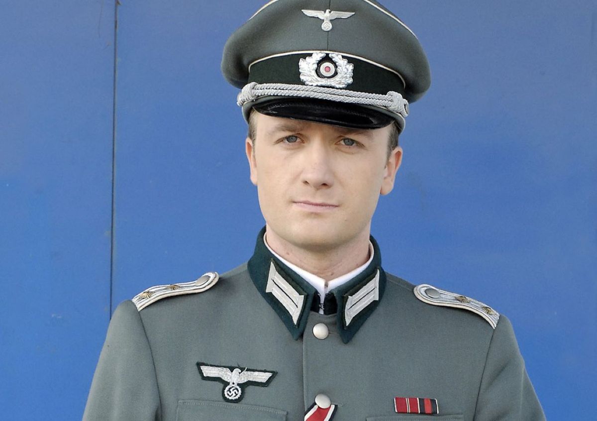 Bartłomiej Kasprzykowski jako Hans Klopss w serialu "Halo, Hans!"